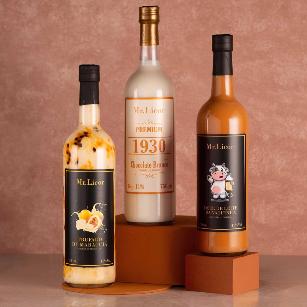 Kit com três garrafas de licor Mister