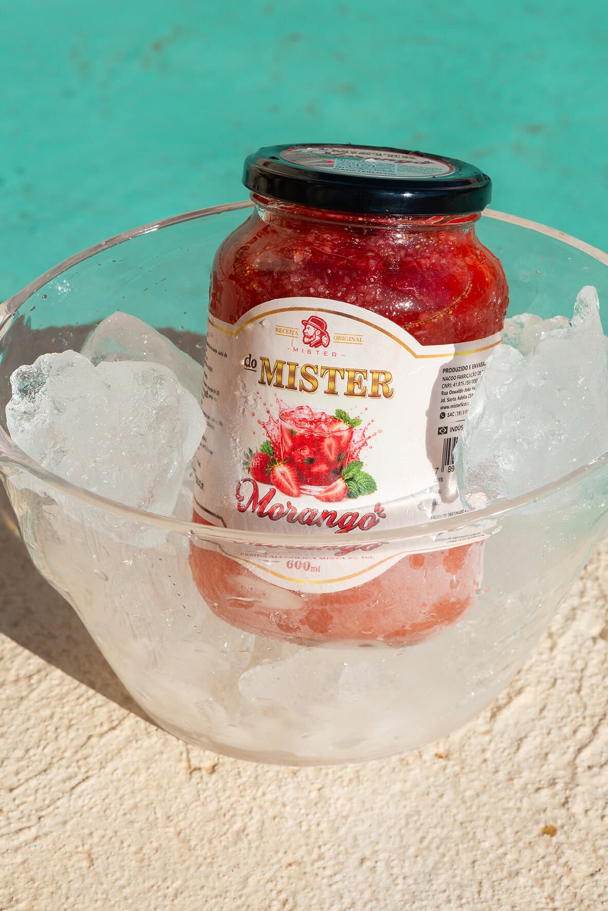 Pote de Mister de morango num balde de gelo à beira da piscina