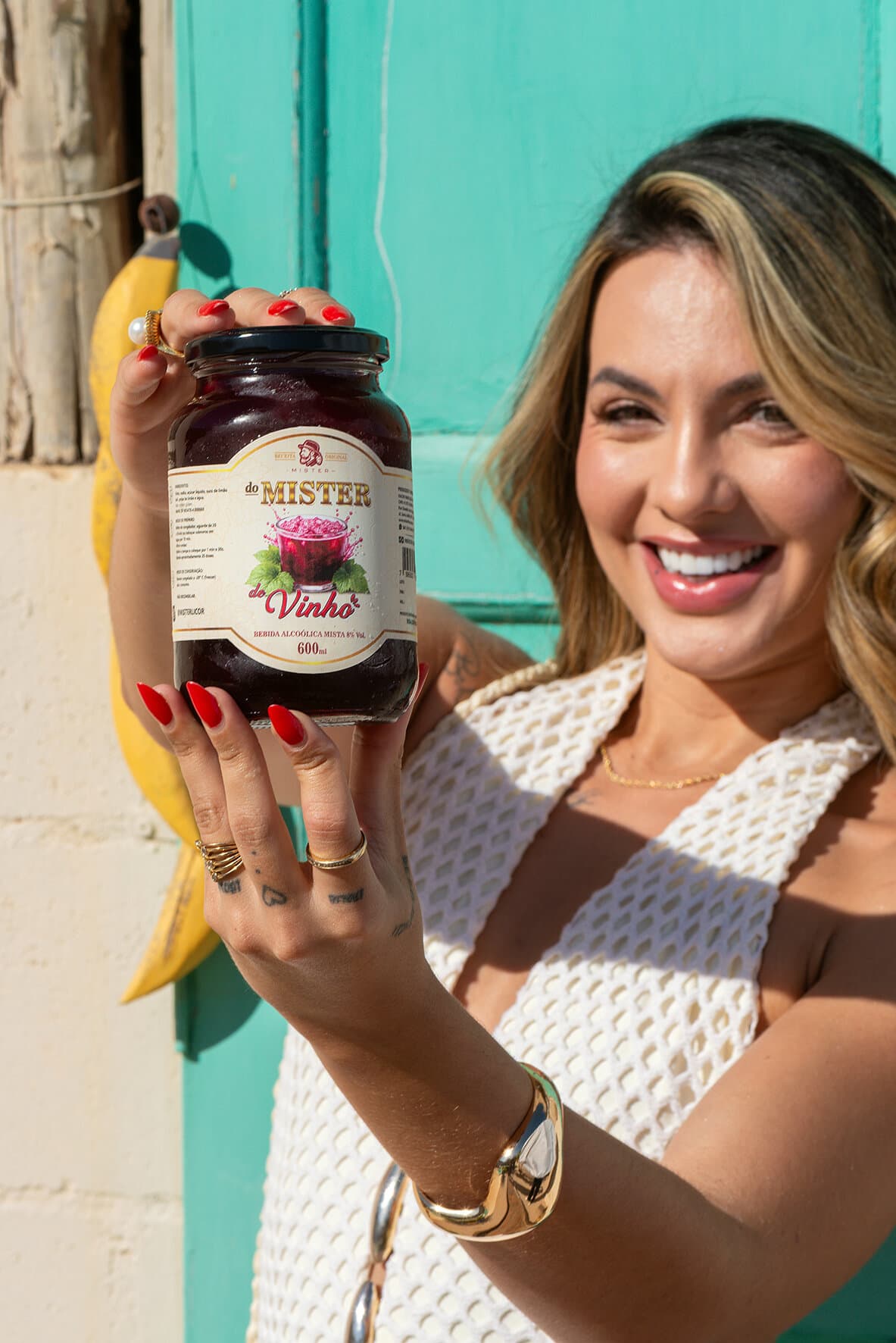 Mulher sorrindo com um pote de Mister sabor vinho